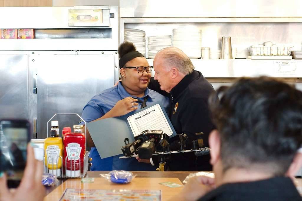Waitress Helps Elderly Man Cut Meal and it Ends with a Surprising Ending